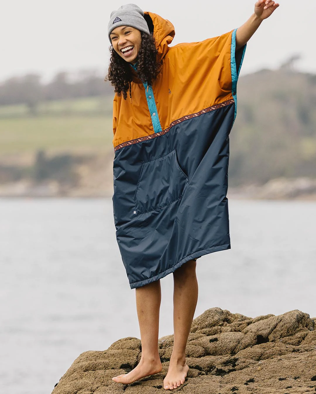 Outback Pull Over Changing Robe - Glazed Ginger/Deep Navy - Image 3