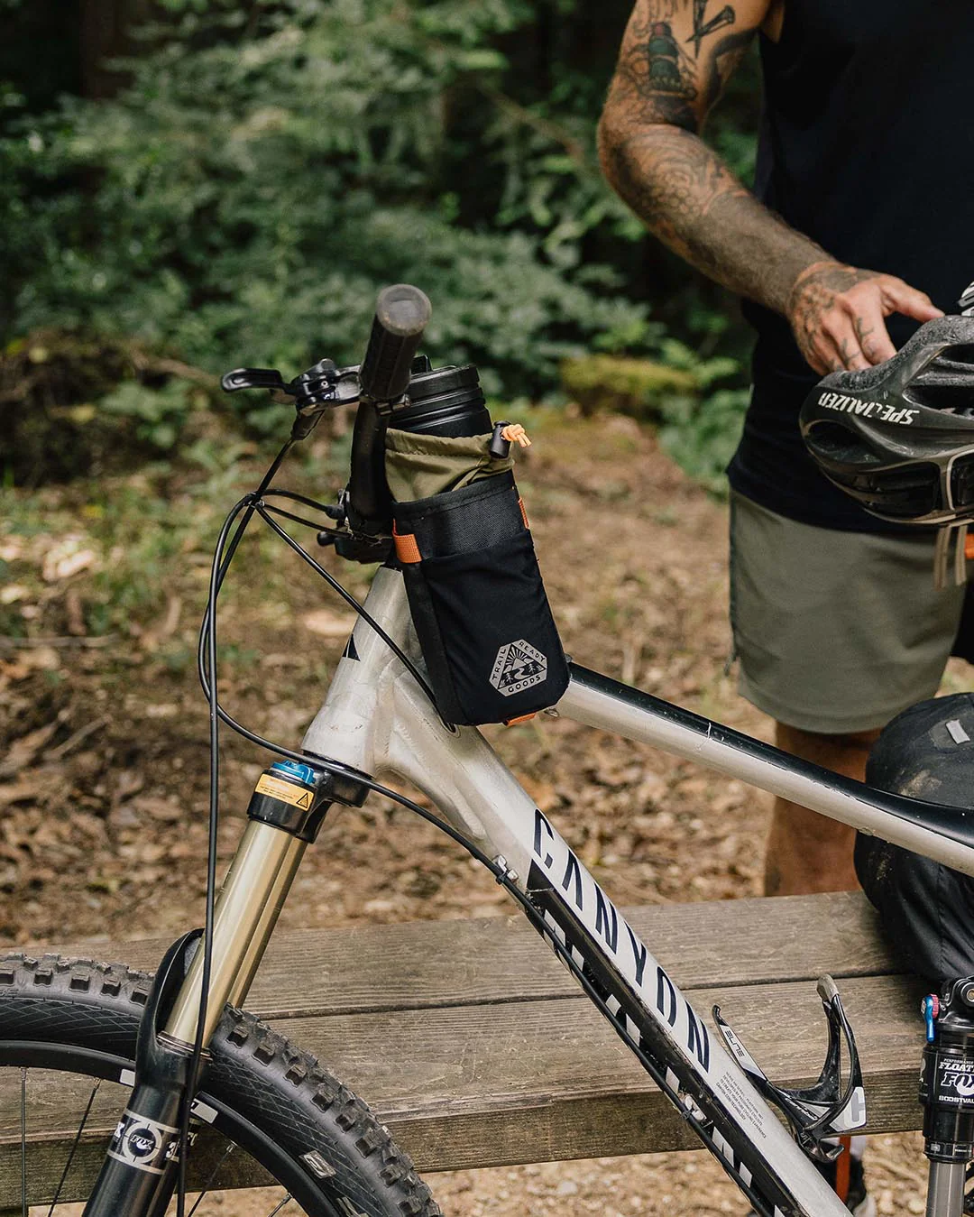 Steer Hybrid Bottle Bike Bag - True Black/ Khaki - Image 3