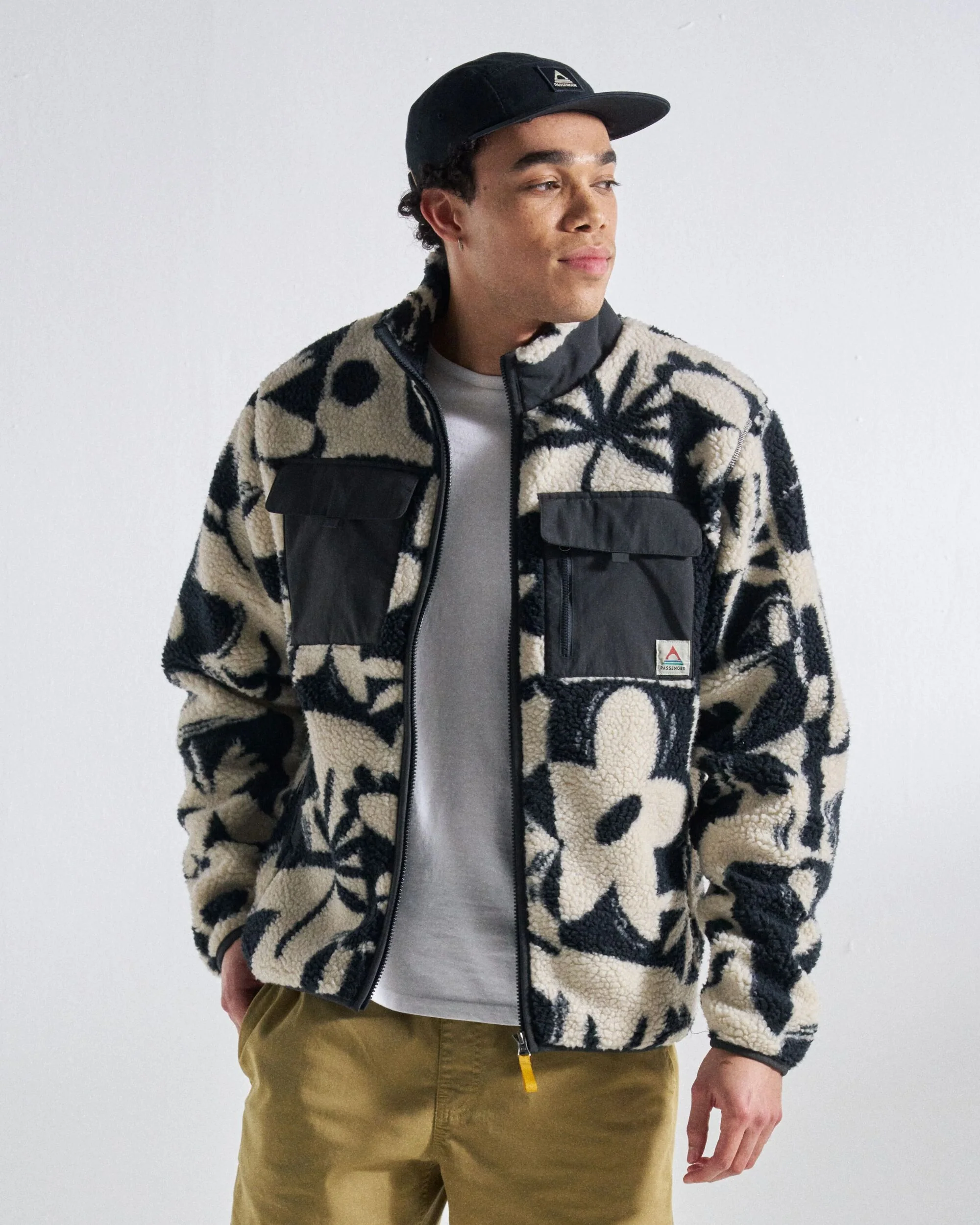 Valiant Deep Pile Fleece - Roam Further Black - Image 3